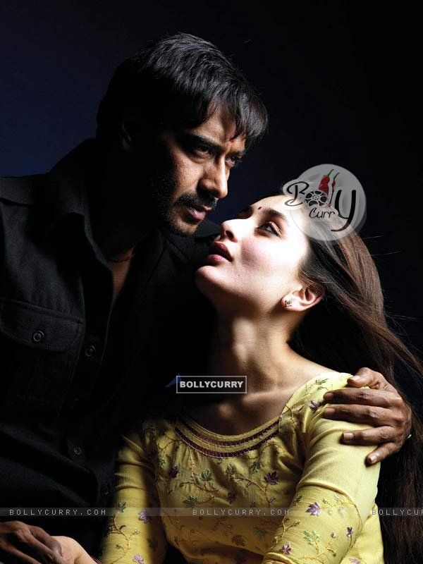 Romantic scene of Kareena and Ajay Devgan