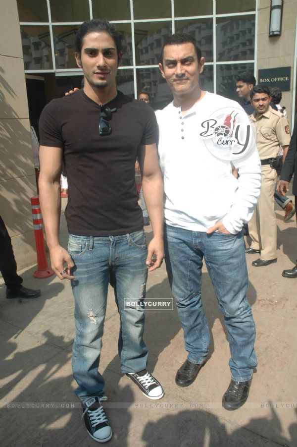 Aamir Khan and Prateik Babbar at the Unveiling of Dhobi Ghat's First Look, Andheri. . (114042)