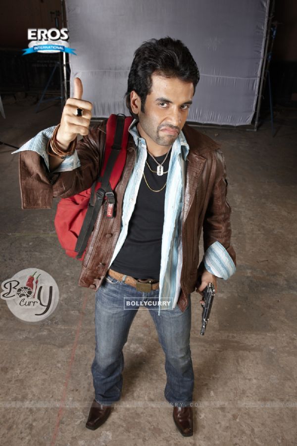 Tushar Kapoor saying all the best