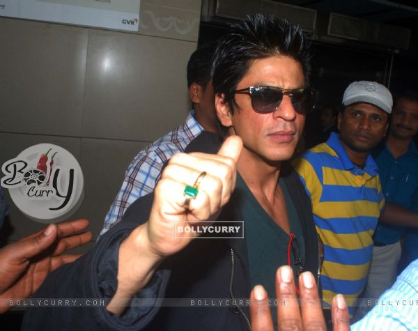 Shahrukh Khan leaves for Dubai to celebrate New Year