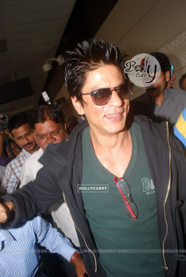 Shahrukh Khan leaves for Dubai to celebrate New Year