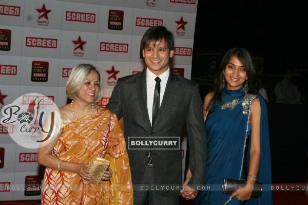 Vivek Oberoi with his wife and mom at 17th Annual Star Screen Awards 2011