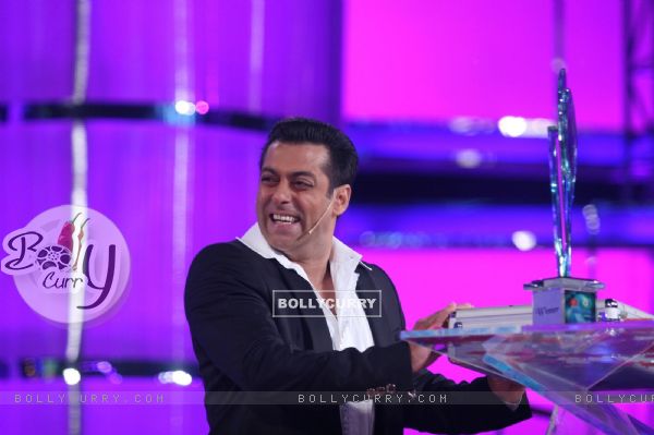 Salman Khan with prize money at Finale of Bigg Boss 4