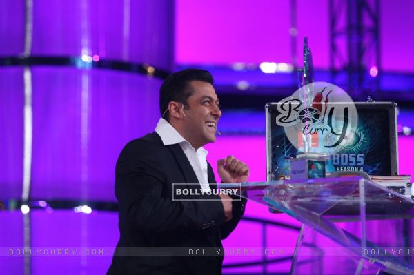 Salman Khan with prize money at Finale of Bigg Boss 4