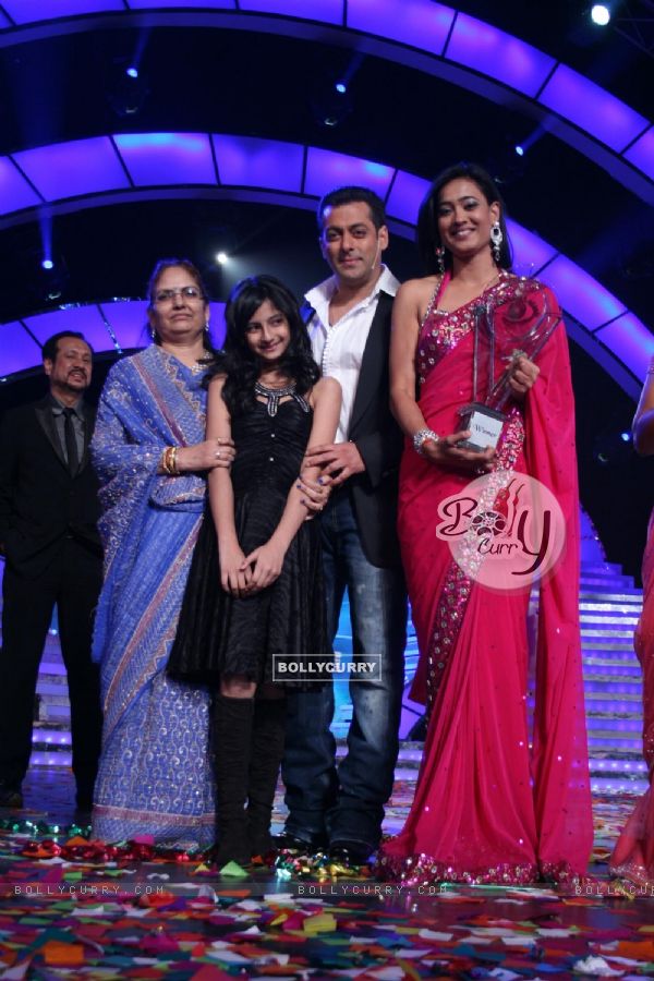 Shweta Tiwari and her Family with Salman Khan at Finale of Bigg Boss 4