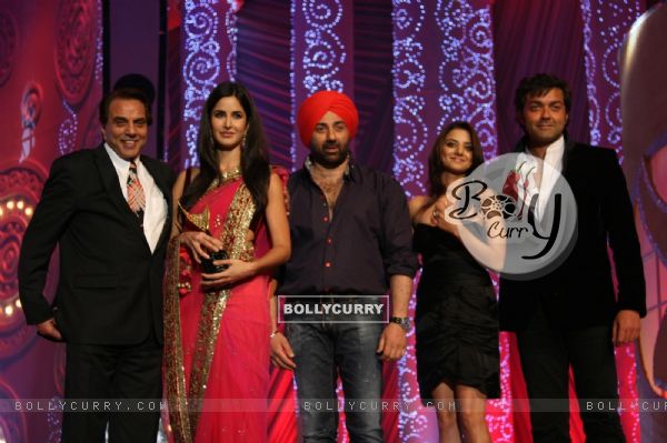 Dharmendra, Sunny, Bobby, Kulraj and Katrina at 6th Apsara Awards