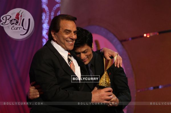 Shah Rukh Khan presents Dharmendra with Lifetime Achievement Award at the 6th Apsara Awards