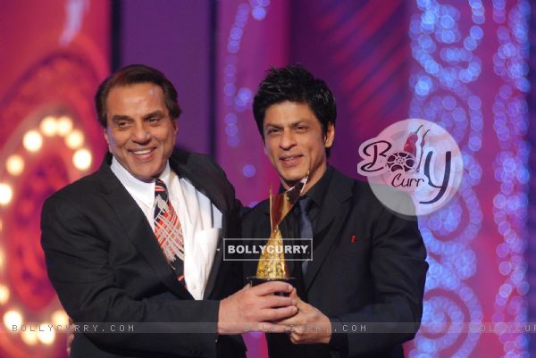 ShahRukh Khan presents Dharmendra with Lifetime Achievement Award at the 6th Apsara Awards
