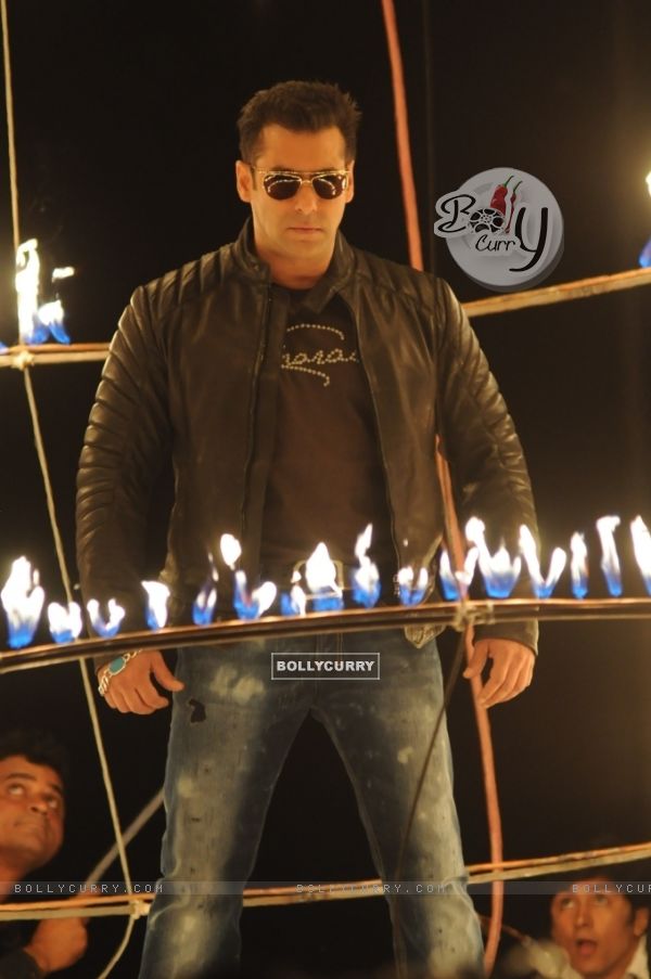 Salman Khan performing on Dabaang title track at 17th Annual STAR Screen Awards