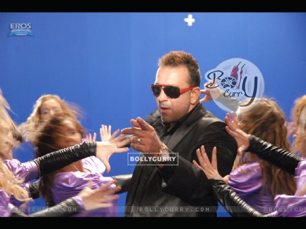 Sanjay Dutt surrounded by the girls