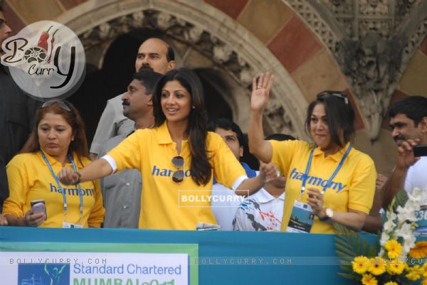 Shilpa Shetty and Tina Ambani at Standard Chartered Mumbai Marathon 2011