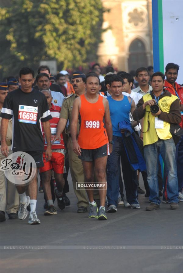 Anil Ambani taking part in Standard Chartered Mumbai Marathon 2011