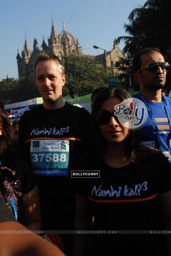 Vidya Balan at Standard Chartered Mumbai Marathon 2011