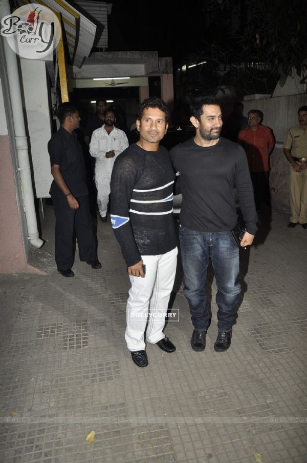 Aamir Khan and Sachin Tendulkar bond at 'Dhobi Ghat' screening. . (117421)