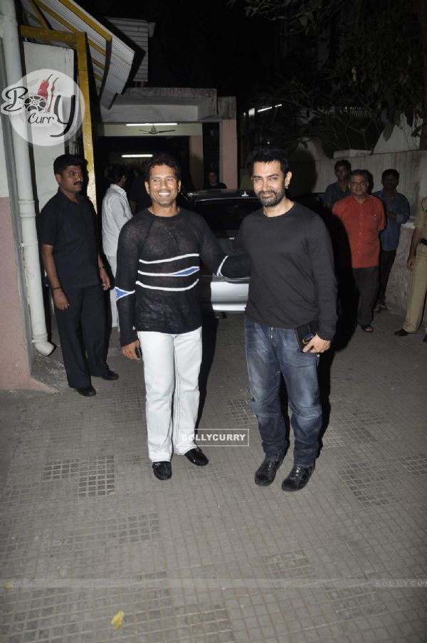 Aamir Khan and Sachin Tendulkar bond at 'Dhobi Ghat' screening. . (117422)