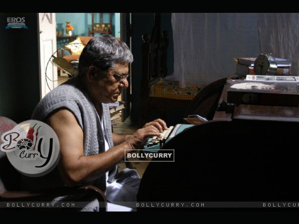 Om Puri typing on a typewriter