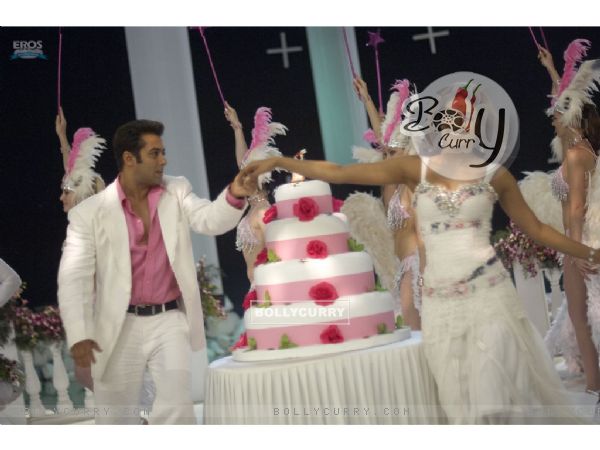 Salman brings Priyanka for cutting a cake (11818)
