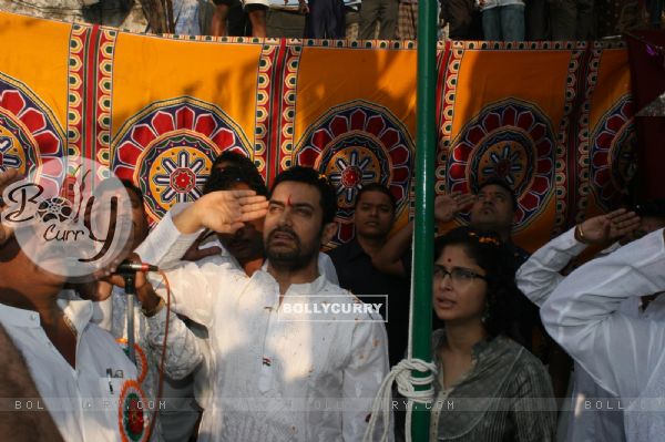 Aamir and Kiran celebrate Republic Day at Dhobi Ghat in Mumbai (118231)