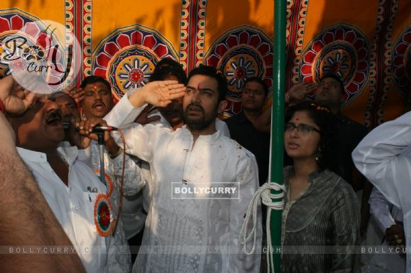 Aamir and Kiran celebrate Republic Day at Dhobi Ghat in Mumbai (118232)
