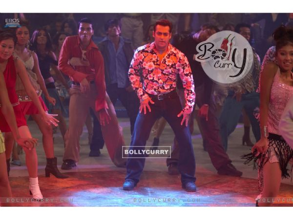 Salman Khan rock the floor (11832)