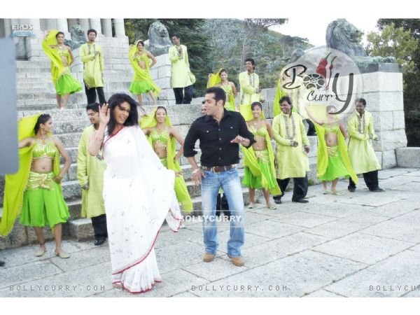 Salman and Priyanka are dancing (11851)