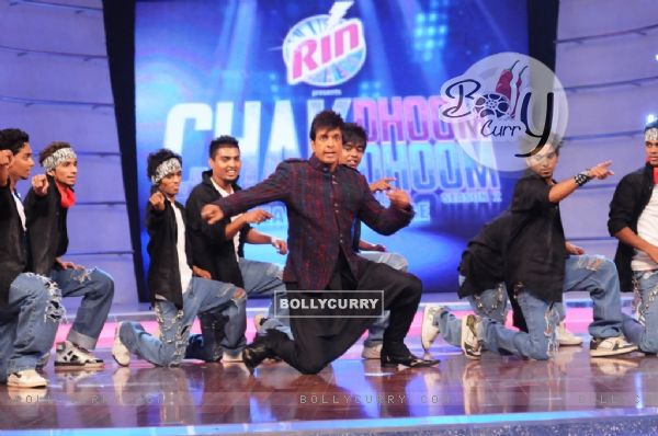 Judge Javed Jaffrey shaking his legs with Rohan n group during the auditions at Chak Dhoom Dhoom