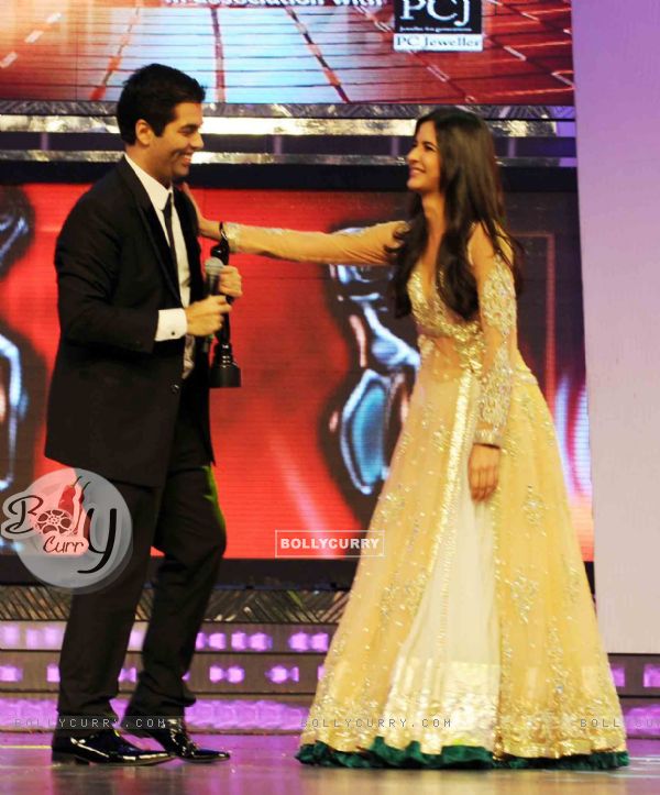 Katrina kaif presenting Karan Johar at the 56th Idea Filmfare Awards 2010. .
