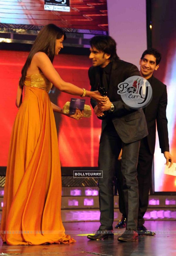 Mugda Godse presenting Ranveer Singh for Best Debut Male at the 56th Idea Filmfare Awards 2010. .