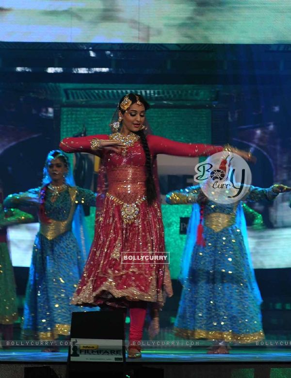 Sonakshi Sinha performing at the 56th Idea Filmfare Awards 2010. .