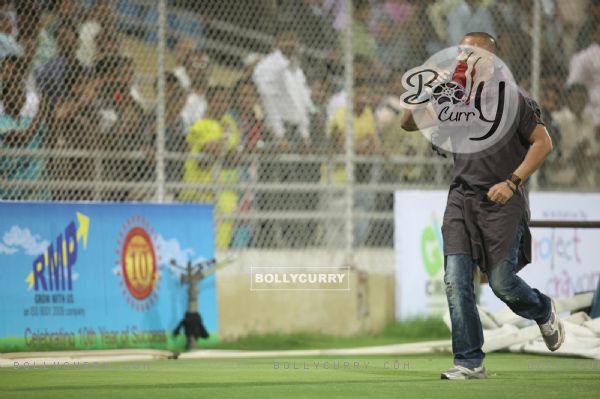 Baba Sehgal performed at Gully Cricket organised by Project Crayons