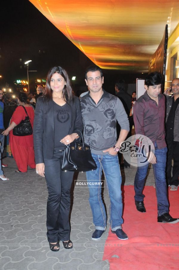 Ronit Roy with his wife at Premiere of 'Yeh Saali Zindagi' (119758)