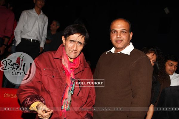 Ashutosh Gowarikar at Dev Anands old classic film Hum Dono premiere at Cinemax Versova