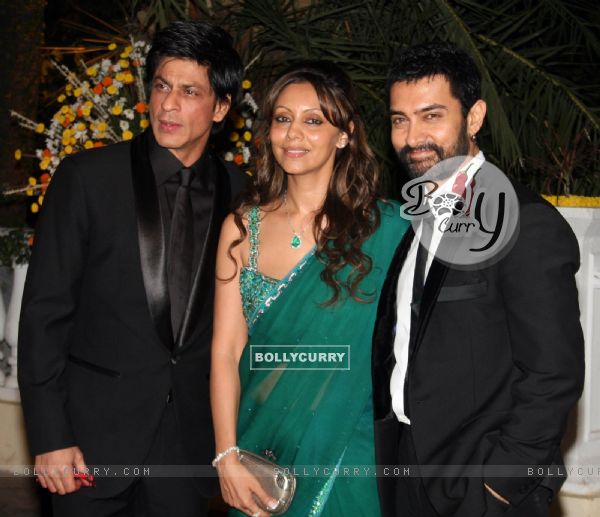 Aamir with Shah Rukh and Gauri Khan at Imran Khan and Avantika Malik's Wedding Reception Party