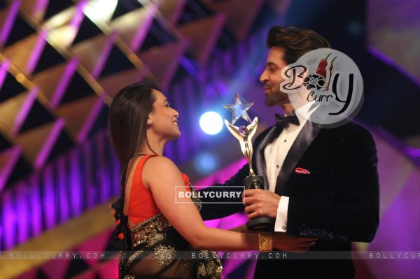 Rani Mukherjee giving trophy to Hrithik Roshan at Stardust Awards-2011