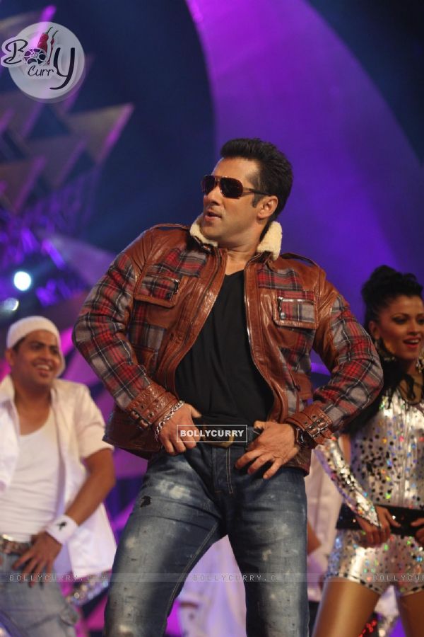 Salman Khan performs at Stardust Awards-2011