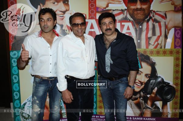 Dharmendra with his sons Sunny and Bobby Deol at Yamla Pagla Deewana Film success party (120313)