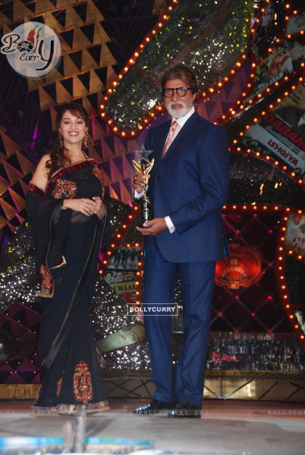Madhuri Dixit presented an award to Amitabh Bachchan at Stardust awards 2011 at Bandra. .