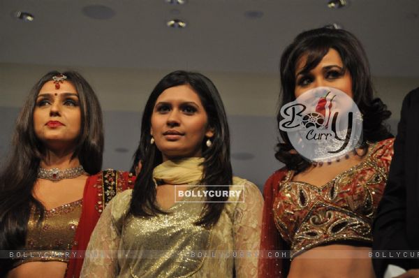 Aarti Chhabria and Priyanka Kothari for Gitanjali Cyclothon Fashion Show 2011