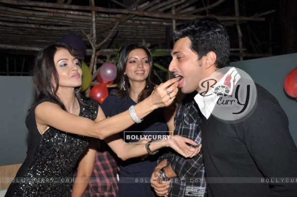 Parul Chaudhry feeds cake to Yash Pandit at party while Shama Sikander looks on