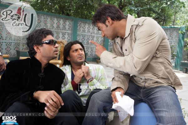 Ajay Devgan shouting on Arshad and Irfan