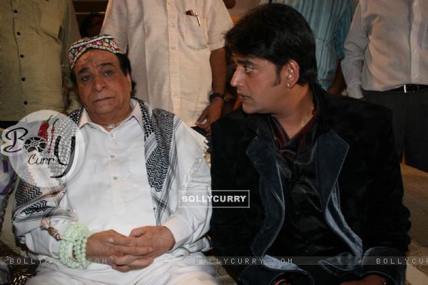 Kadar Khan shoots with Ravi Kissen at Goregaon. .