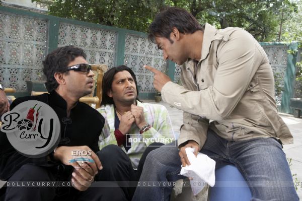 Ajay Devgan giving warning to Arshad and Irfan