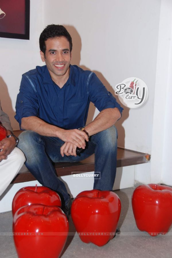 Tusshar Kapoor inaugurates Bendre art event to Where: Bandra. .