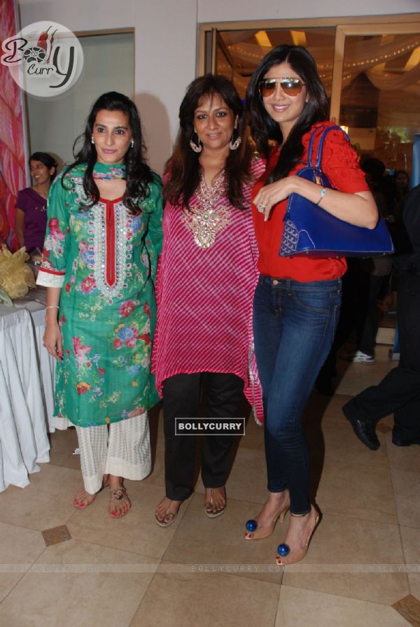 Shilpa Shetty and Mana Shetty at Araish Exhibition, Blue Sea in Mumbai