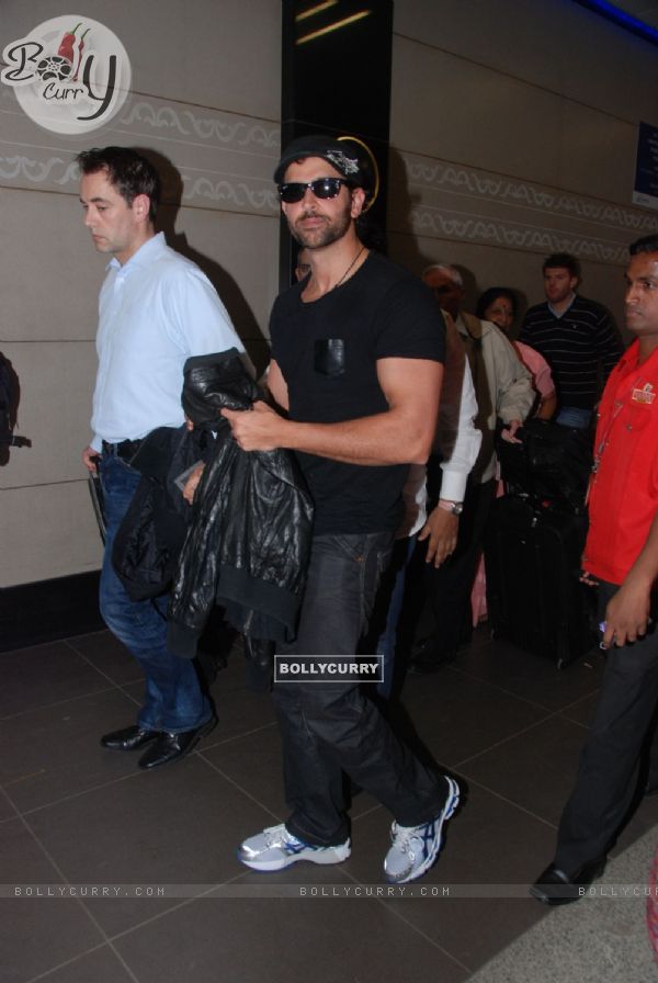 Hrithik Roshan leaves for Star Parivaar awards in Venetian Macau at International Airport, Mumbai. .