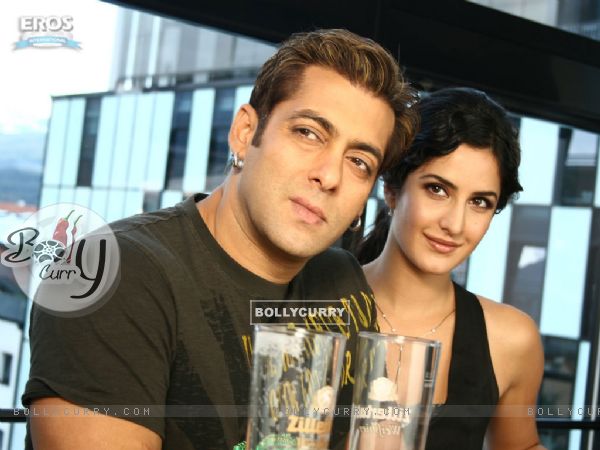 Salman and Katrina looking someone (12322)