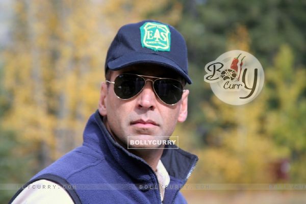 Akshay looking gorgeous in blue cap and jacket (12401)