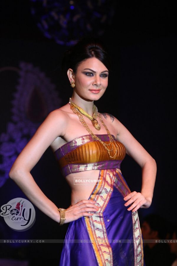 Model walks the ramp for Waman Hari Pethi Jewellery show at Novotel