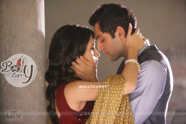 A romantic pose of Abhay Deol and Mahi Gill