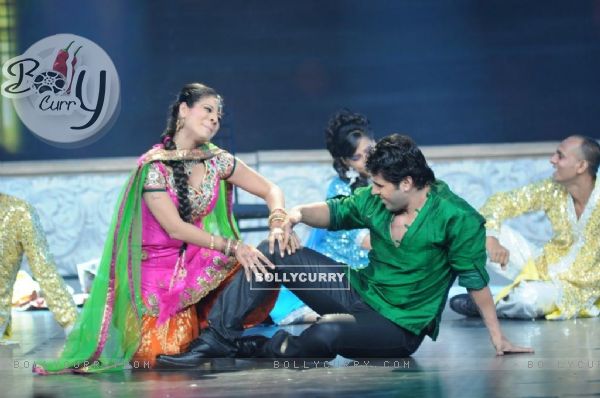 Bhaktiyaar and Tanaaz perform on Zor Ka Jhatka song in Grand Finale of Wife Bina Life